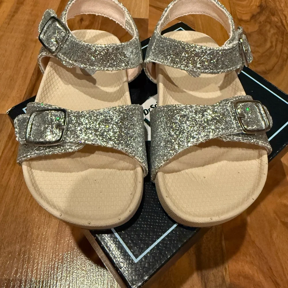 Dr. Scholls kids island silver glitter sandal size 7 NWT 2 strap Velcro‎